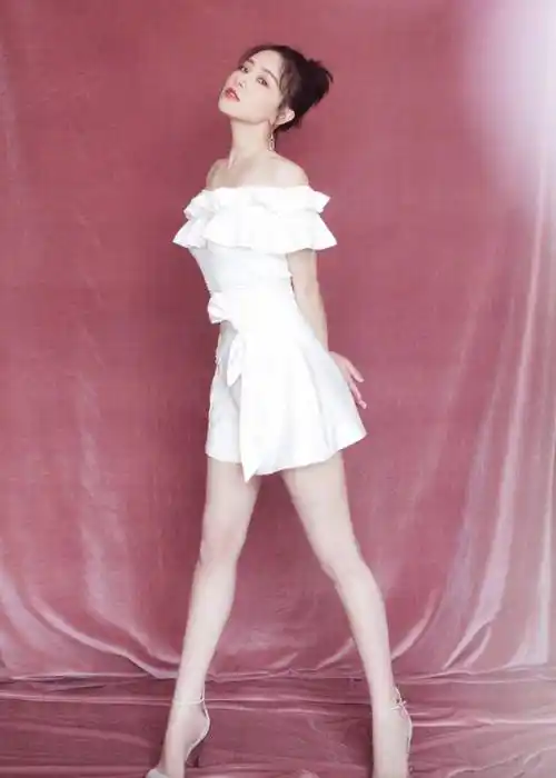 原创汪小敏有料还胆大穿一字抹身材裙肩带都掉下来了这才是女人味