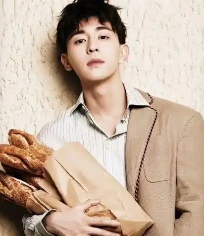 近期,有站姐提前得知邓伦发小要结婚,于是提前蹲守,还在网络上晒出