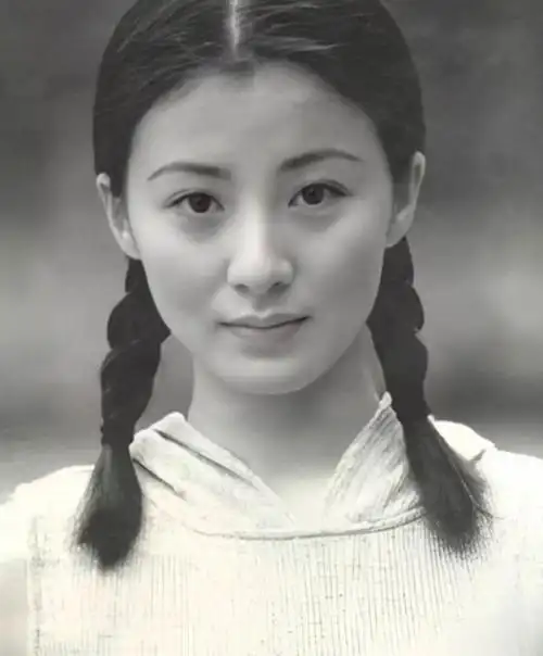 可云徐露近照曝光皮肤紧致气质优雅19岁女儿欲出道当导演