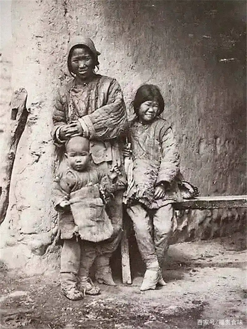 原创旧社会穷人真实老照片衙役衣服破破烂烂山里少年地里拾粪取暖