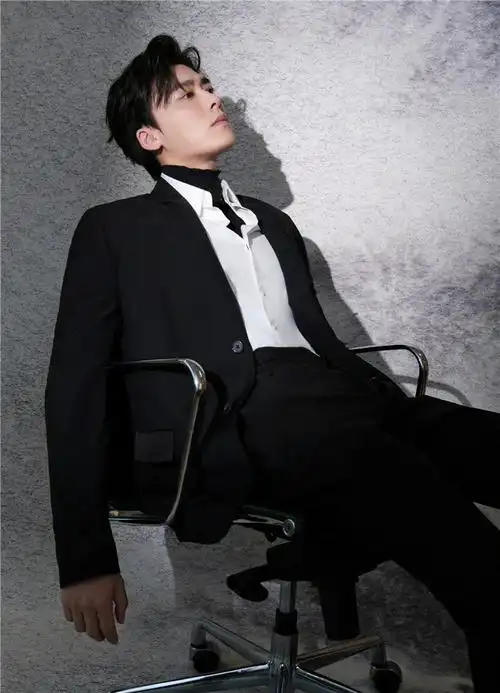 李易峰简单黑白正装显魅力