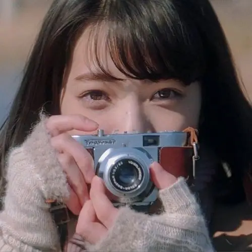 求各种女孩拿着相机拍照的头像呀( ▽)