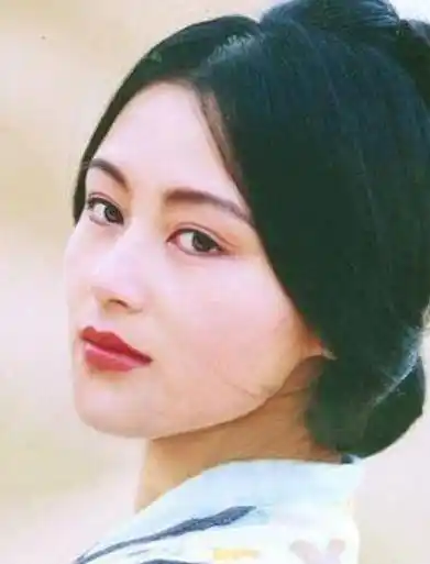 她从出道开始就被冠以"内地第一美女",在90年代,只有像陈红这样实打实