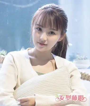 女生空气刘海扎马尾辫发型