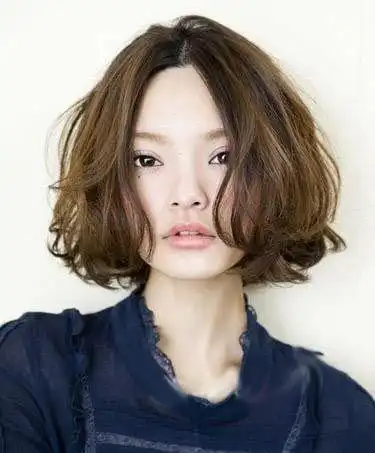 中分长刘海可以修饰过宽的脸庞,发型师会根据你的脸型调整卷发的层次