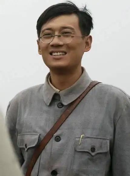 23岁出道凭军旅剧抗日战争剧爆红却十分低调