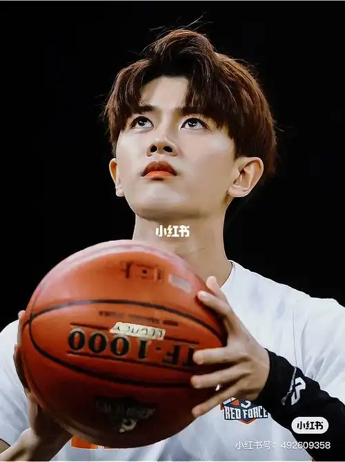 篮球场上的任嘉伦