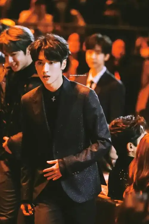 严浩翔纯黑西装##与严浩翔共赴微博之夜