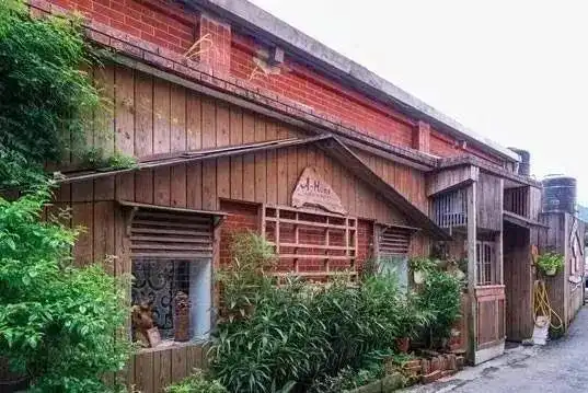 在被人放弃的小村落这对夫妻一住就20年每天都很开心