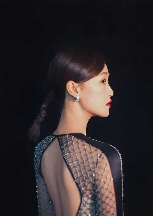 蓝盈莹身穿镂空长袖连衣裙出席活动成熟优雅尽显完美身材比例