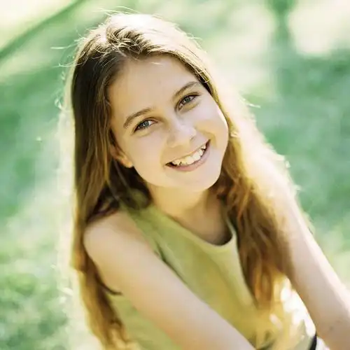 西方人,儿童,脸,头,脸颊,一个人,笑,微笑,露齿笑,方图,室外,白天,正面