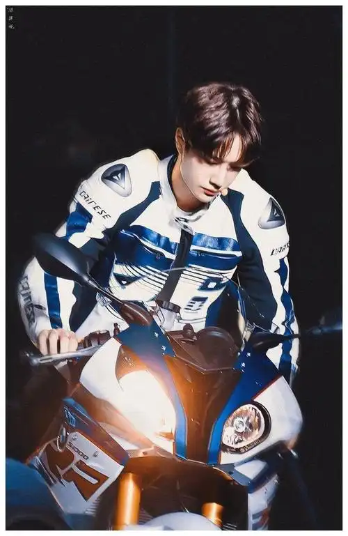 王一博的机车服!酷酷的封面!过来看看!