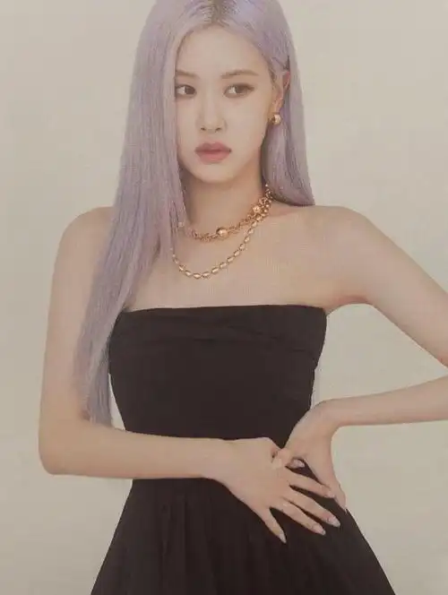 近段时间,rose朴彩英在某社交平台,更新了一组穿黑色性感吊带紧身