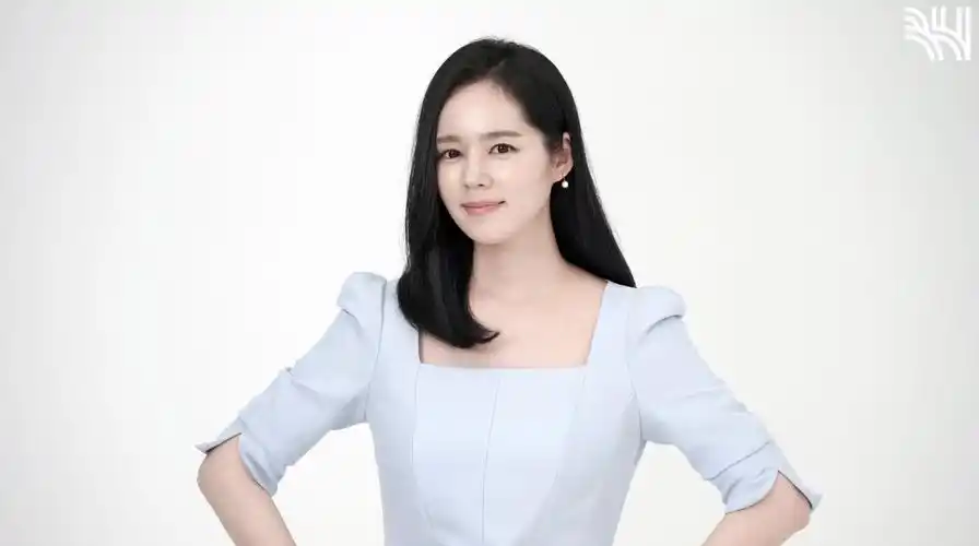 韩佳人近照曝光身穿浅蓝色方领连衣裙恬静优雅