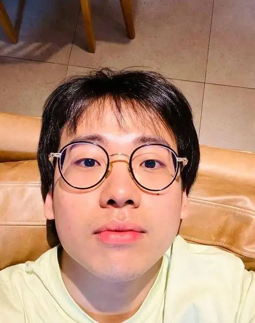 郭麒麟素颜暴露形象,网友:白白嫩嫩都是磨皮磨出来的?