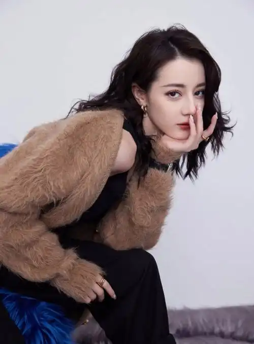 工作室晒热巴美照撩衣服秀香肩性感迷人