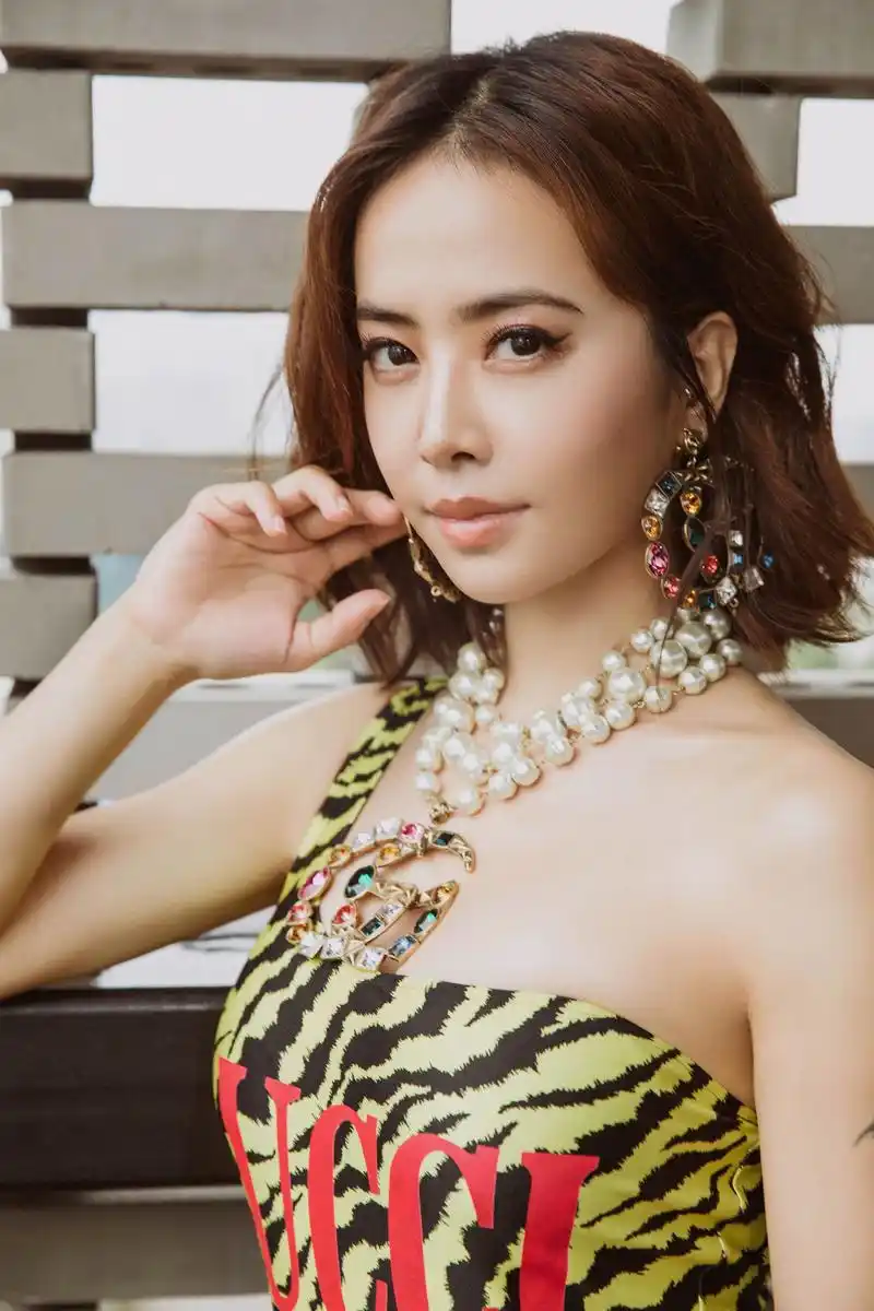 蔡依林率性西装look酷美惊艳成都