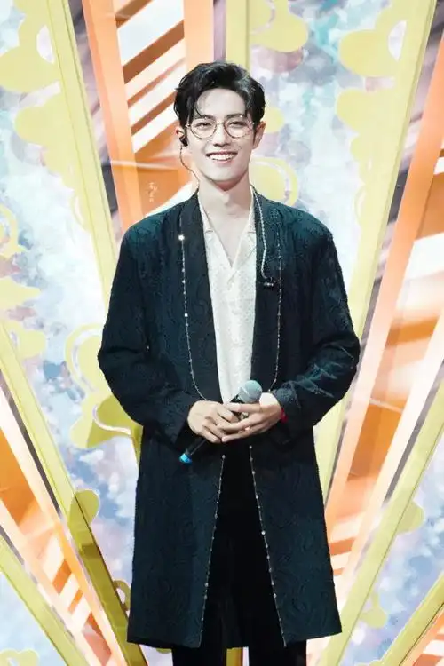 肖战#心中舞台造型top级,金丝框眼镜,黑西装,丝质内搭,锁骨链,械哪