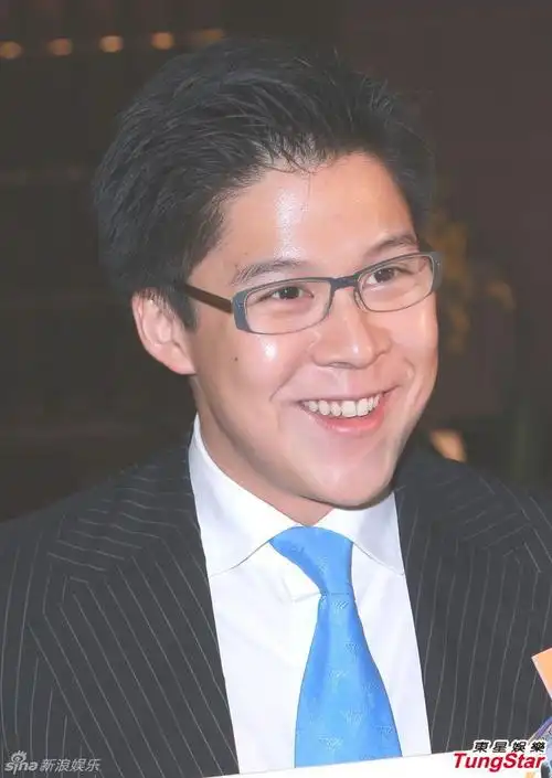 霍启刚升级当爸满面笑容