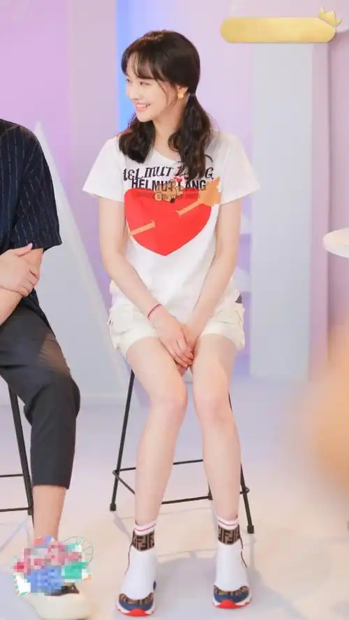 郑爽与男友张恒录节目眼神离不开对方两人同框郑爽的腿更长