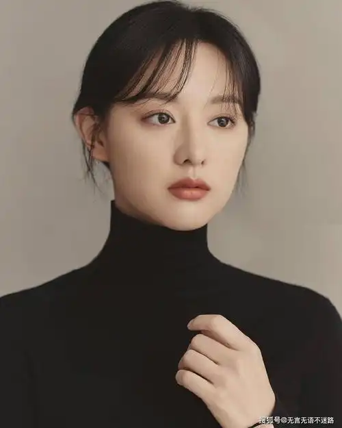 韩国女演员金智媛优雅气质穿搭化身精致女人