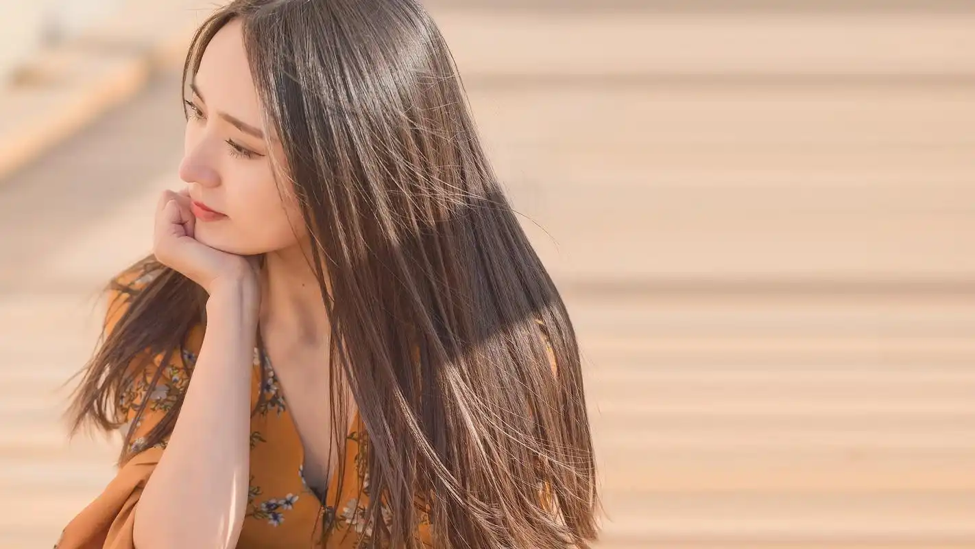 清纯不失性感的长发气质美女