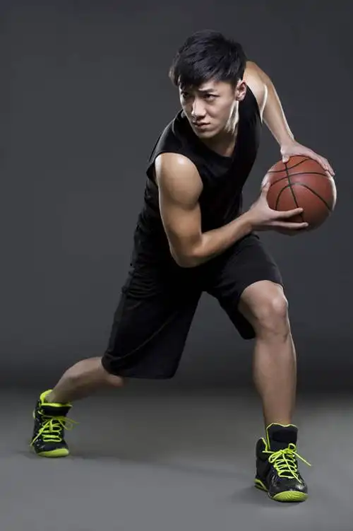 年轻男子打篮球