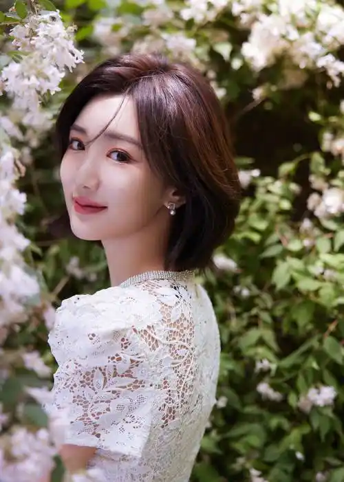 毛晓彤白色时尚镂空裙造型_短发_魅力_裙子