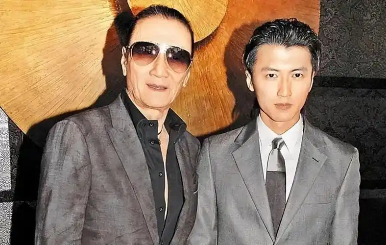 87岁谢贤操劳过度患重病,突然瘫痪紧急入院?谢霆锋回应了_腾讯新闻