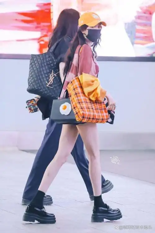 皙活:杨幂不愧为"带货女王",多巴胺配色针织衫引领早秋潮搭!