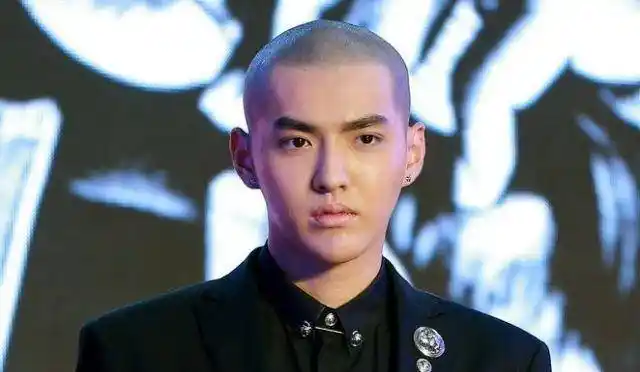 的发型更干净清爽些~~位居第二的是欧豪,比起颜值,欧豪可能不及吴亦凡