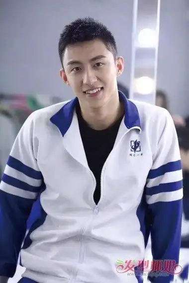 高中男生适合剃的寸头帅到极致 韩国男学生剃寸头发型图片赏析