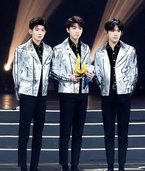 王源的身高绝对不超过170,雷军的身高是175,王源的身高仅为雷军的耳朵