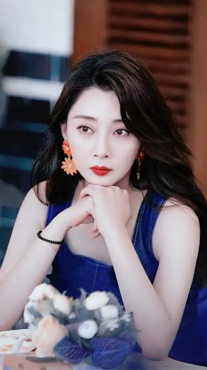 殷桃,1979年12月6日出生于重庆市,中国内地 女演员,毕业于中国人民