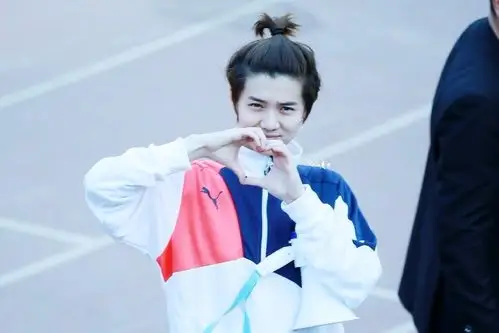 求一组鹿晗穿粉红,蓝,白一身,苹果头踢足球的照片,如下图的,最好不要