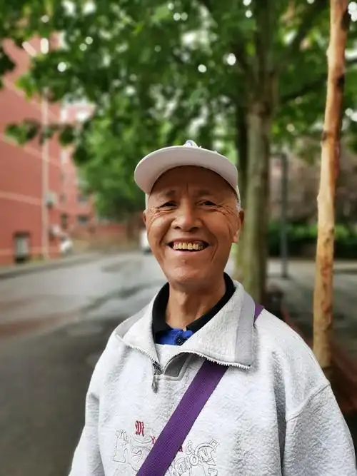 33所离退休职工"世界微笑日"展现最美笑容