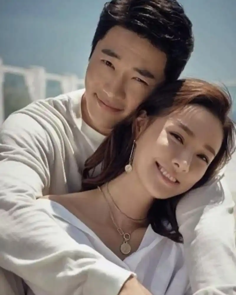 然而,现实中的权相佑感情生活一路顺畅,刚过30岁就抱得美人归,而且