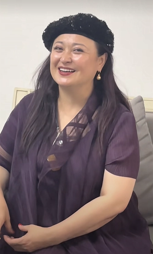 52岁王璐瑶近照发福严重手持香烟戴大块黄玉嫁百亿富豪超幸福