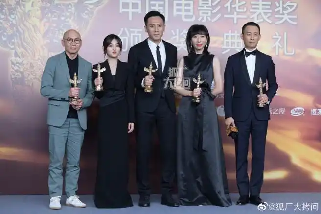 华表奖四位优秀男女演员合照#张译,任素汐,刘烨,张子枫合照,四位都好
