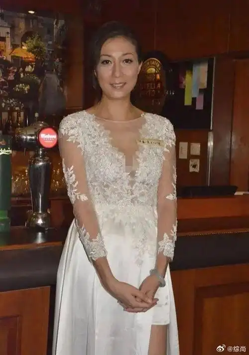 成龙前女友气质太惊艳,吴绮莉穿一袭白裙大秀好气质,美的太吸睛!