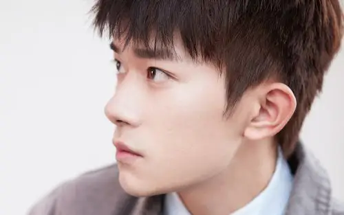 青年演员易烊千玺电脑桌面壁纸图片