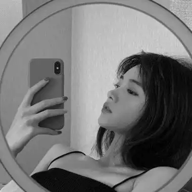 黑白女生忧郁伤感头像图片