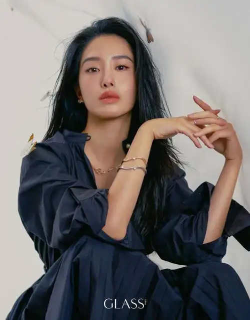 杨采钰身上有19只蝴蝶#家人们一起来欣赏一下@杨采钰ora的神仙颜值就