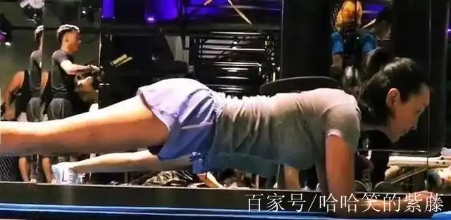 强大的雪姨,上《男人装》大秀的好身材,50岁还可以让人崇拜