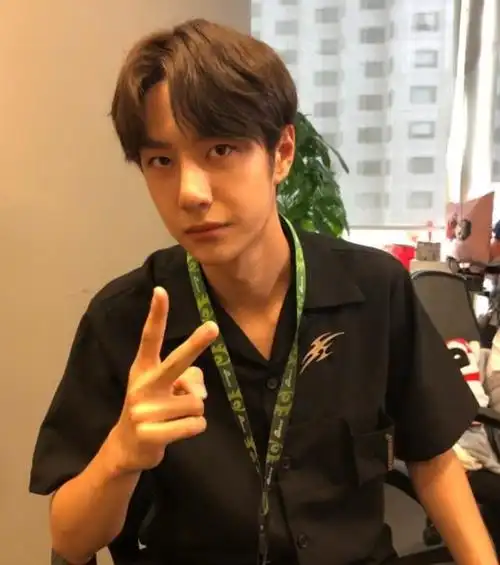 王一博和肖战晒同框自拍照却被身后的小姐姐抢镜网友我酸了