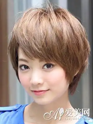 这是一款非常小清新的女生碎发发型,斜刘海和染发,凸显了女生立棠的