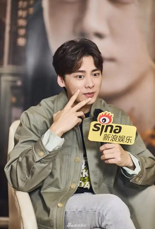 在采访中李易峰还表示对什么观众评论都能接受,并笑称"夸我帅