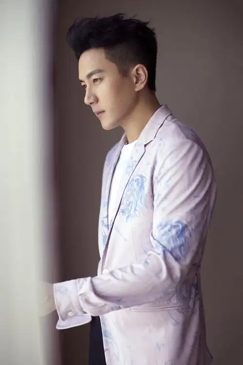 刘恺威粉色西服帅气图片