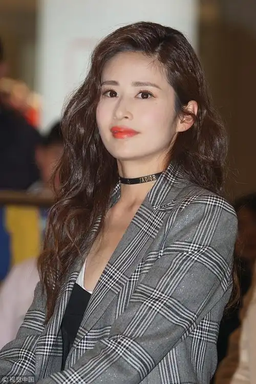 求减肥教程!辣妈颖儿卷发慵懒身材高挑露大长腿