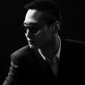 戴墨镜的成熟男生头像